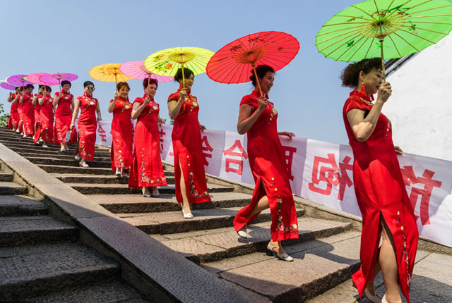 江苏无锡：古运河畔旗袍秀 大妈步态轻盈秀出江南古韵