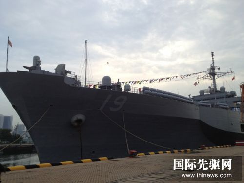 “蓝岭”号灰蓝色舰身上“19”的舷号十分清晰。