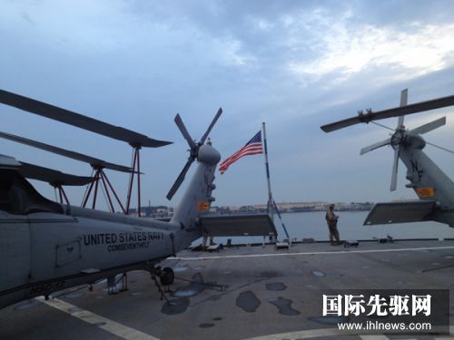 甲板上停泊着两架运输直升机，荷枪实弹的美国大兵在旁边巡逻。