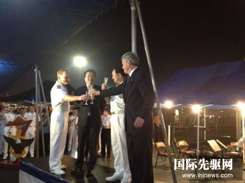 从左至右为：“蓝岭”号舰长麦考马克，青岛市政府官员，北海舰队副司令和美国驻华大使鲍克斯。