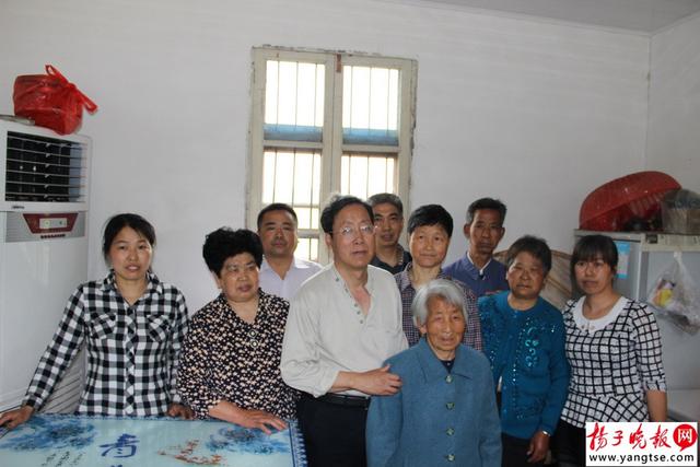 55岁大叔发现自己“被领养” 62岁找到96岁的妈