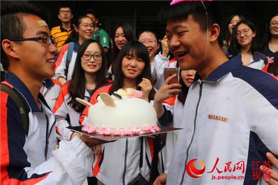 同学们向邵琦送上蛋糕