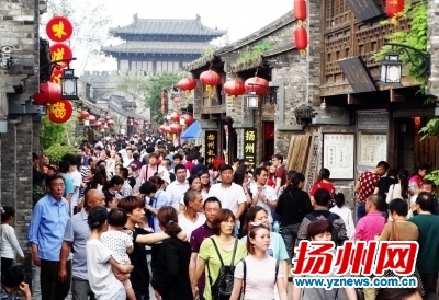 逛古街▲东关街游人如织，游客在这里触摸千年古城扬州。孔生摄