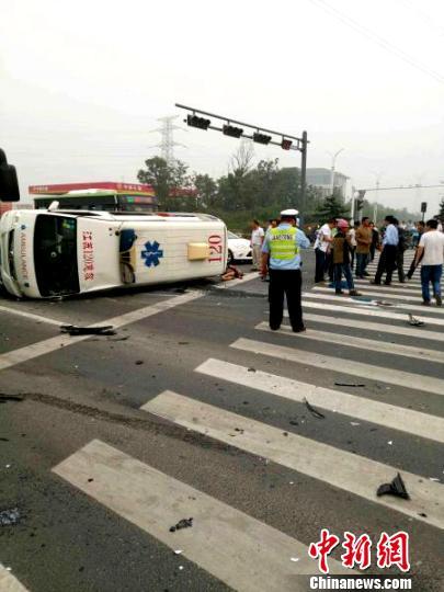 江苏高邮两轿车与救护车相撞致1重伤8轻伤
