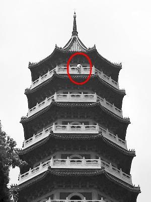 男子欲在景点高塔内跳塔 因暴晒过久晕倒在地