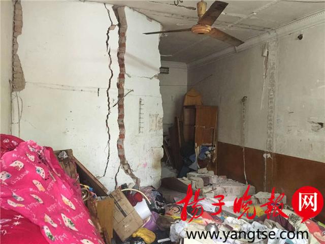 出租屋发生煤气罐爆炸年轻夫妇受伤 墙体被震裂