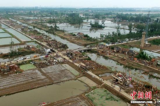 6月23日15时前后，江苏省盐城市阜宁、射阳等地出现强雷电、短时强降雨、冰雹、雷雨大风等强对流天气，局地遭龙卷风袭击。6月24日，记者航拍江苏盐城阜宁吴滩立新村遭遇龙卷风后的情景，房屋被夷为平地。于从文 摄 