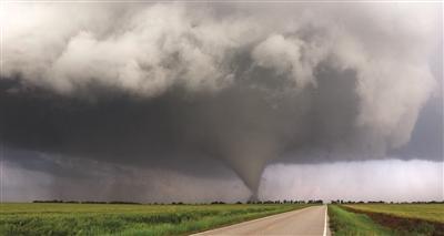 24日，遭受极端天气灾害后的盐城阜宁县一处受灾现场，举目远望，天空阴沉。新华报业视觉中心记者万程鹏摄