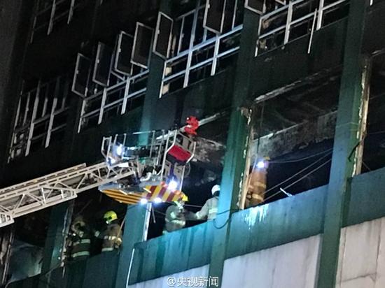 香港工业大厦大火燃烧108小时后被熄灭