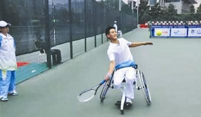 昨日，成都商报记者从广元市残联获悉，5月28日，在日本东京举行的轮椅网球世界杯团体赛上，广元青川籍残疾人运动员董顺江和队友，成功问鼎男子团体赛冠军，夺得了中国男子轮椅网球第一个世界杯冠军。这是他自去年7月入选国家队后，正式代表国家出征获得的第一个世界冠军。