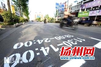 望月路停车位。资料图片