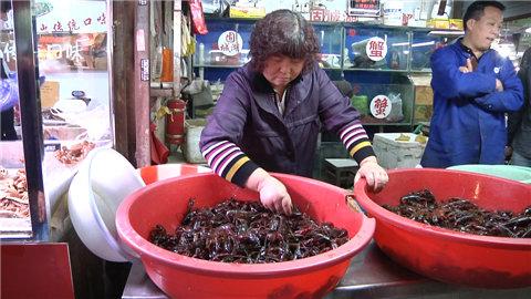警惕食用小龙虾风险！横纹肌溶解症患者数量增长十倍
