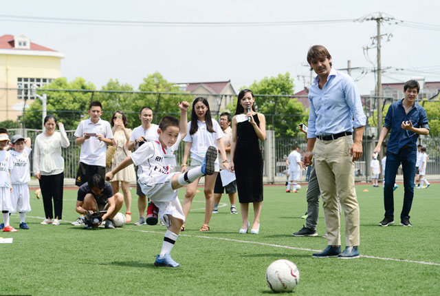 上海：皇马足球夏令营举行开营仪式 莫伦特斯出席与球迷亲切互动