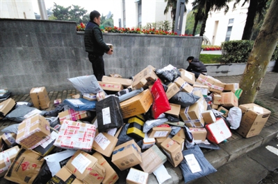 2015年11月19日，江苏省南京市，河海大学校园外的路上大堆的快递。