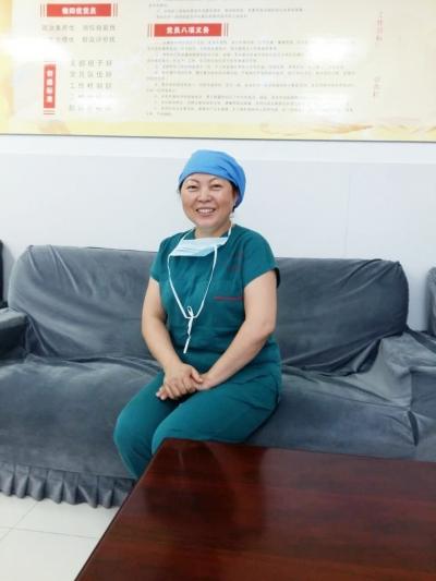 护士为看清出血点 跪地托举无影灯被赞“最美”