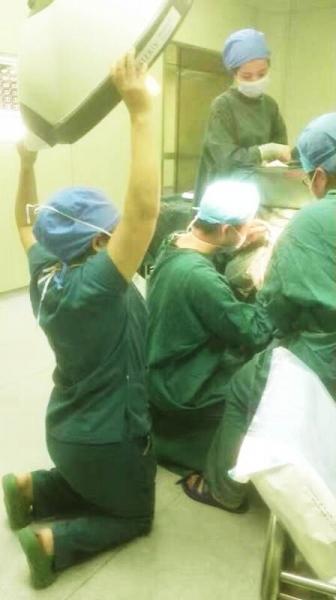 护士为看清出血点 跪地托举无影灯被赞“最美”