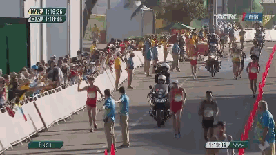 GIF-兴奋!王镇未冲线先庆祝 与观众击掌难掩激动