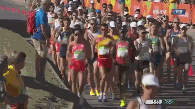 GIF-鞋被踩掉生推搡无碍夺冠!王镇未冲线先庆祝