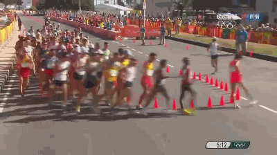 GIF-鞋被踩掉还能夺冠!王镇太激动未冲线先庆祝
