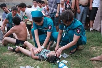 南京9岁女童泳池里"无声溺水" 被救后大口吐血
