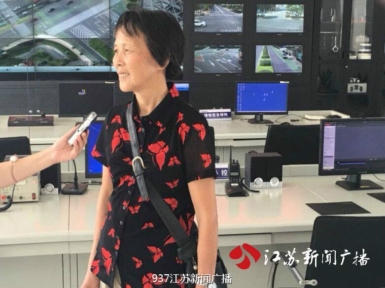 今天下午，唐大妈接受本台记者采访，描述了事发经过