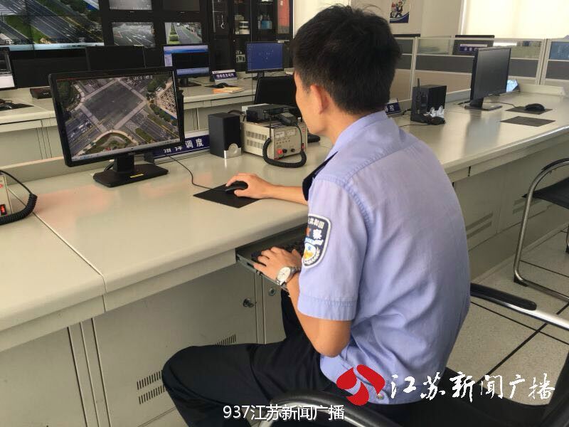 彭警官向记者介绍监控录像画面