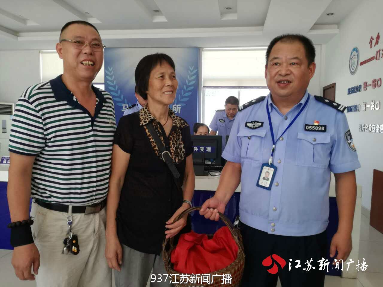 物归原主，唐大妈（中）很高兴