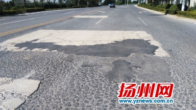 体育公园路存在坑塘裂缝现象。