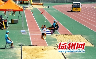 选手在进行跳远比赛。