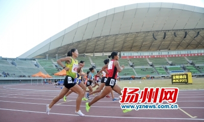 选手跑过体育场顶棚。