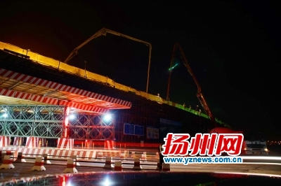 站南路支线上跨桥合龙现场。董辉摄