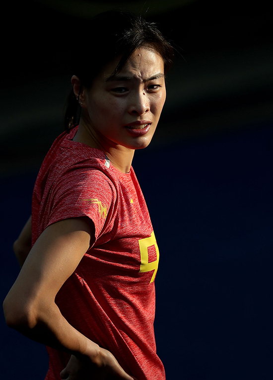 冷?跳水队有神器!带暖宝宝保暖 何姿