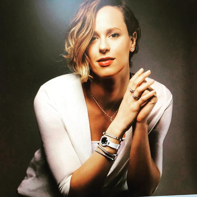 【里曰】旗手是怎样炼成的 靠刷脸扛大旗？