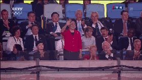 刘延东出席奥运会开幕式 挥手致意中国代表团