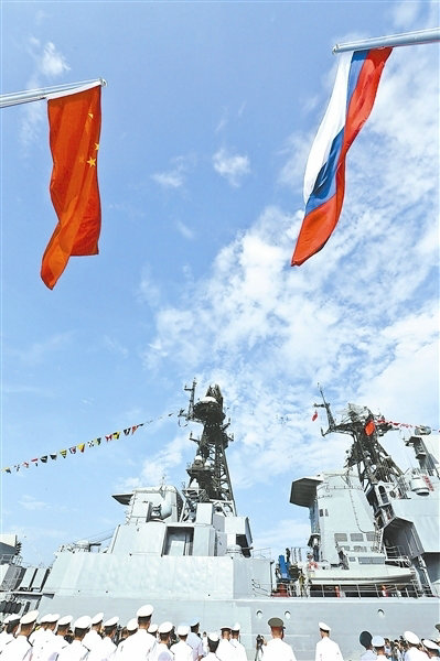 参加中俄“海上联合-2016”演习的俄罗斯海军参演舰艇抵达湛江某军港，中国海军在码头举行隆重欢迎仪式。