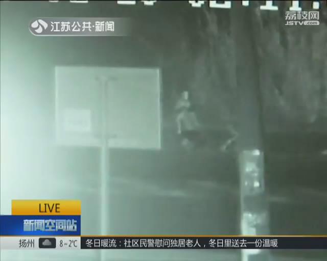 凡人善举：轿车撞桥突发大火 小伙不顾安危连救三人