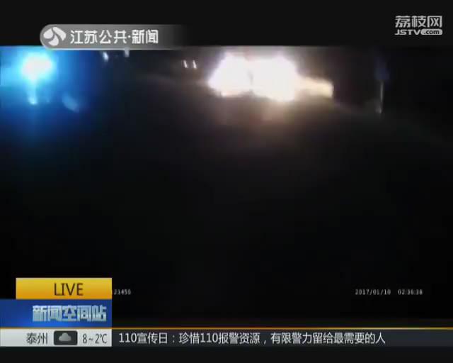 凡人善举：轿车撞桥突发大火 小伙不顾安危连救三人