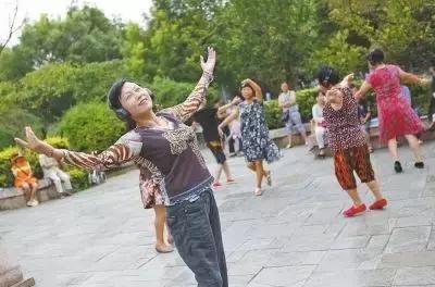 一山难容二虎!扬州大妈广场"斗舞",竟引得保安下了"逐客令"!