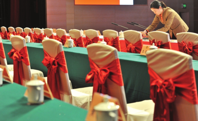 市两会召开在即,作为主会场和市人大代表主要驻地,市会议中心已准备就绪,400余位职工开启“会议模式”,对环境、绿化、卫生等工作提早准备,不放过每一个细节。图为昨天下午,工作人员对市人民大会堂开展会前检查。 □记者 徐志强 摄 市两会召开在即,作为主会场和市人大代表主要驻地,市会议中心已准备就绪,400余位职工开启“会议模式”,对环境、绿化、卫生等工作提早准备,不放过每一个细节。图为昨天下午,工作人员对市人民大会堂开展会前检查。 □记者 徐志强 摄