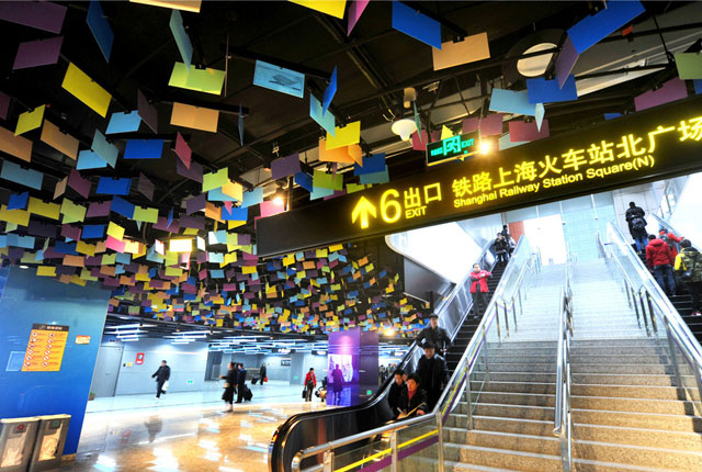 上海火车站西站厅启用“故乡的云” 为归乡客送去温暖