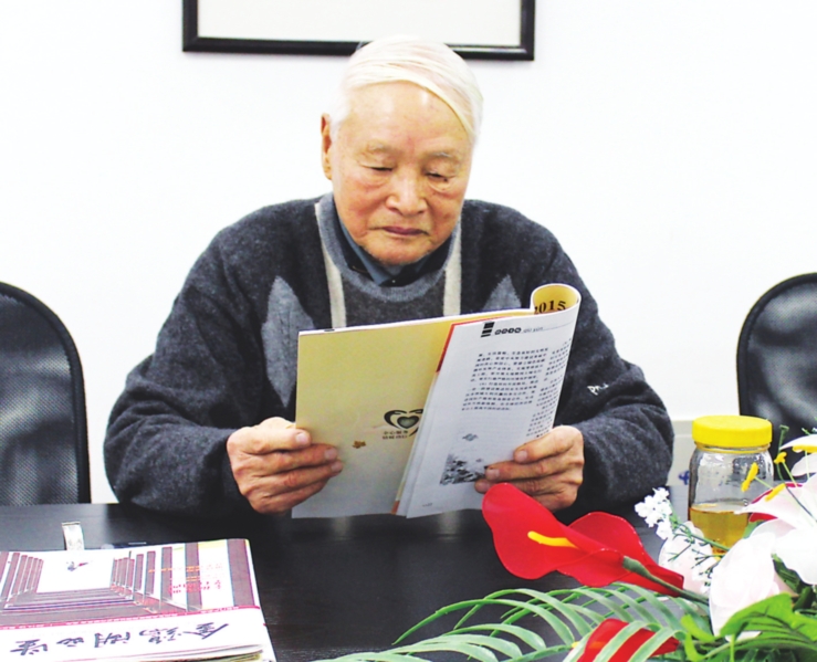 　　洪韬有空就到社区读书看报。