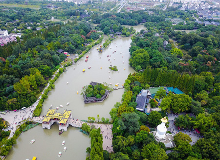 国庆假期 航拍扬州瘦西湖游客泛舟赏美景