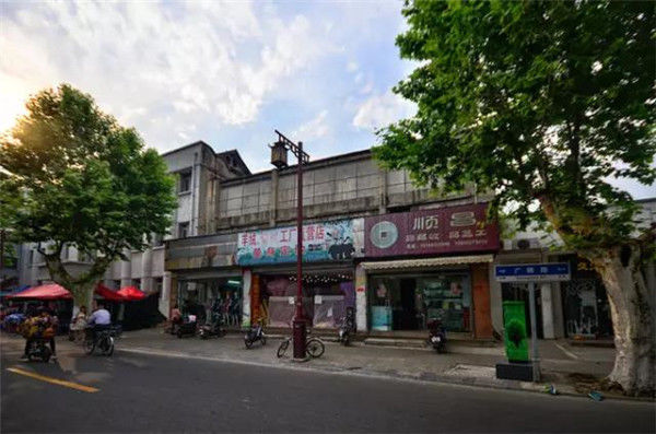 广陵路上的这家小店,30年前就在修钢笔,能坚持到现在,真的不容易呀!