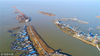 2017年12月18日，冷空气过境，江苏淮安洪泽湖迎来晴朗天气、冬日的暧阳照耀在宁静的湖面上，树木、船舶、建筑形成一幅幅美丽的冬日风光。来源：张建/视觉中国