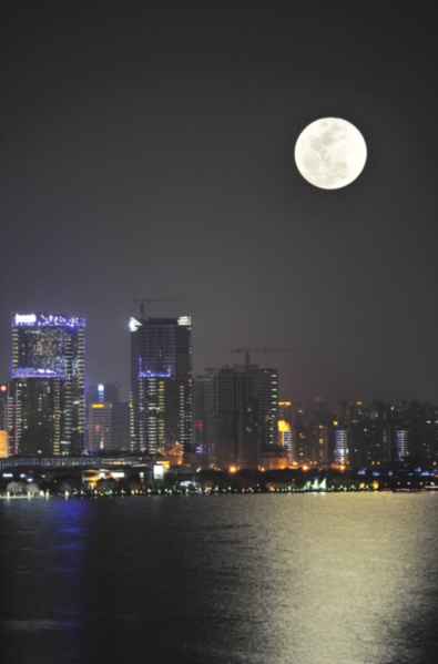 昨晚,苏城的月亮分外圆。 □记者 徐志强 摄 昨晚,苏城的月亮分外圆。 □记者 徐志强 摄