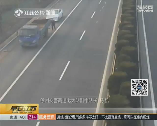 货车高速上抛锚 车主变身&ldquo;大力士&rdquo;推车前进