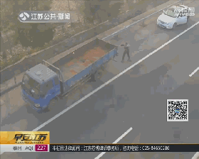 货车高速上抛锚 车主变身&ldquo;大力士&rdquo;推车前进