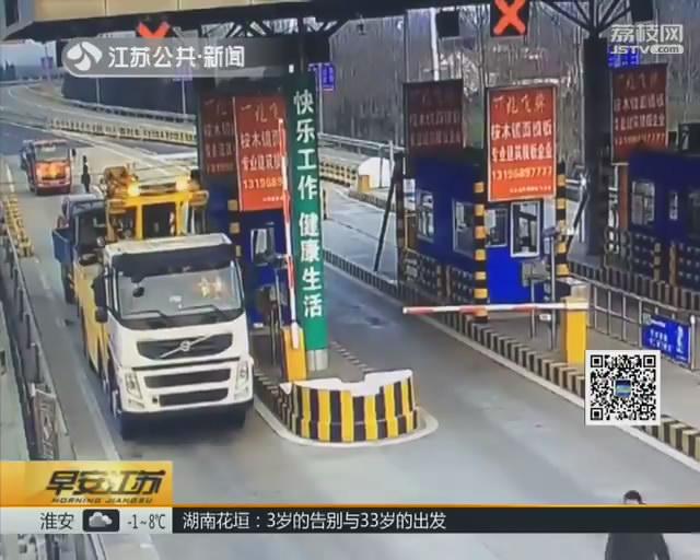 货车高速上抛锚 车主变身&ldquo;大力士&rdquo;推车前进