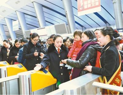 图为2月1日，北京南站的客流量上升明显。本报记者 史家民摄