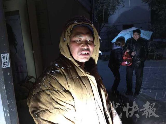 聋哑男子大雪纷飞夜席地而睡 市民给其送饭并报警